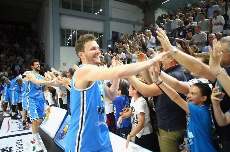 La tripla di Travis regala il successo alla Vanoli (88-86)