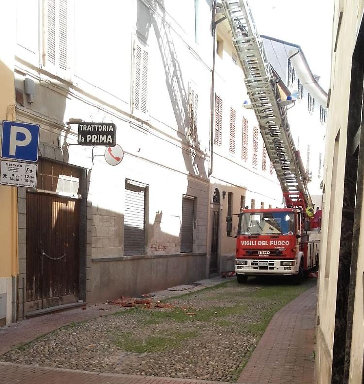 Crollo di calcinacci in via Cavitelli, nessun ferito