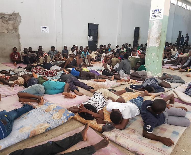 Migranti in via Italia, "Situazione fuori controllo"