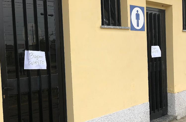 Stazione, bagni ancora chiusi. Pendolari esasperati