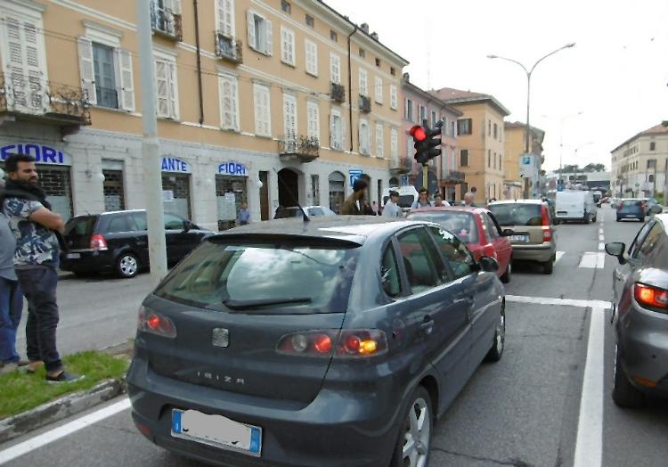 Tamponamento fra quattro auto, due persone ferite