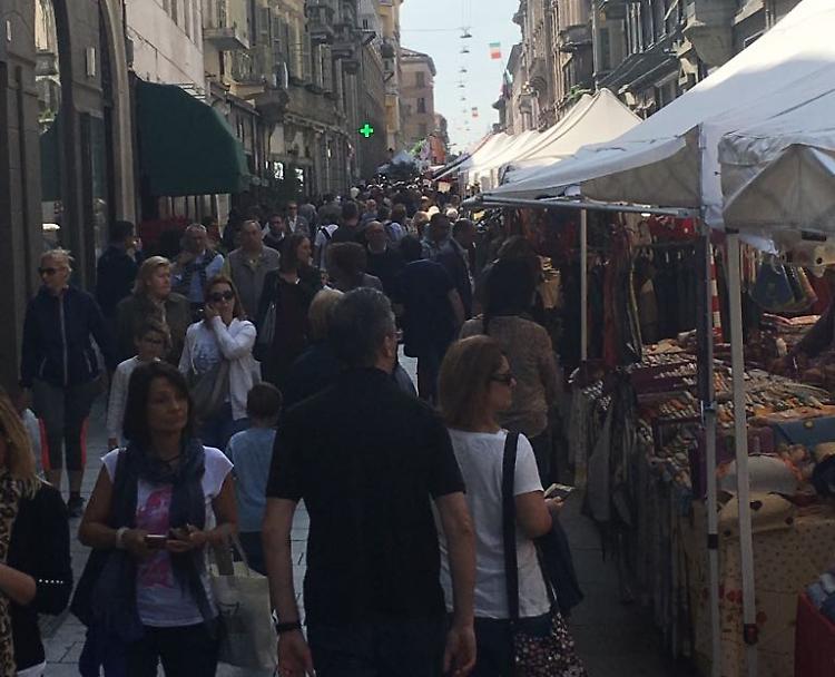 Mercato Europeo, tazzine lanciate da una finestra