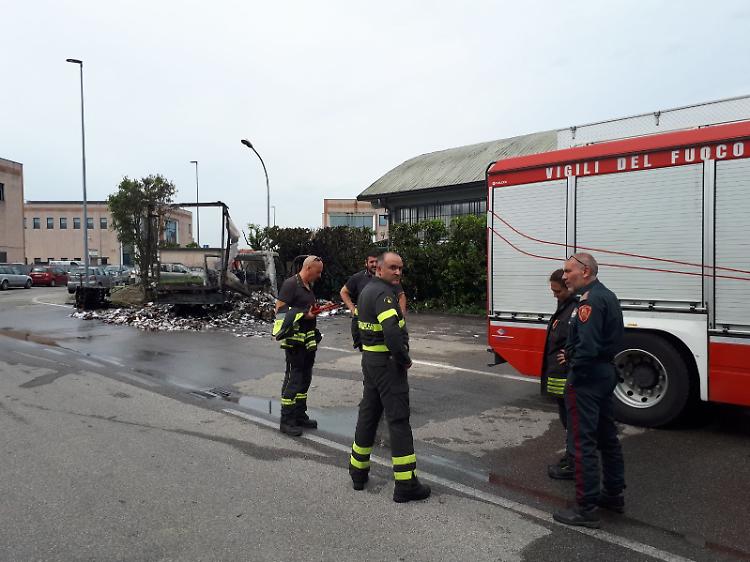 Furgone prende fuoco, ma l'autista se ne accorge