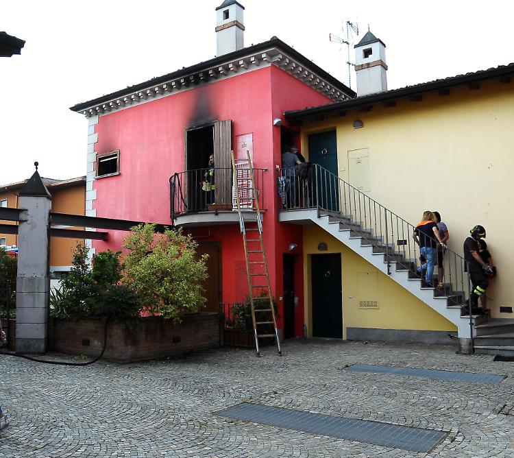 Appartamento divorato dalle fiamme in via Bardiole