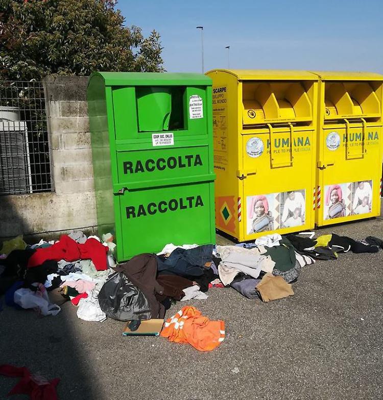 I cassonetti per i vestiti come discarica: il Comune li toglie