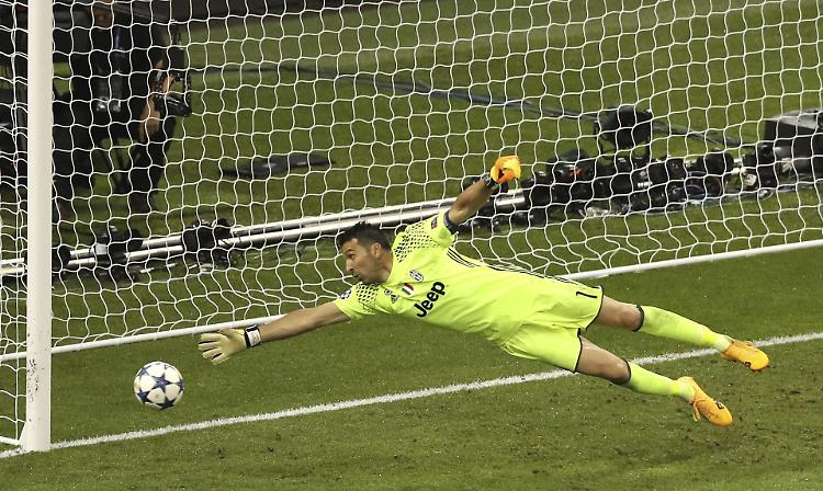 Champions, Uefa apre un'indagine su Buffon