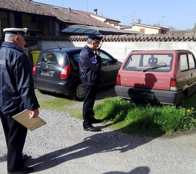 Case popolari, ripulito il cortile: via le auto abbandonate da anni