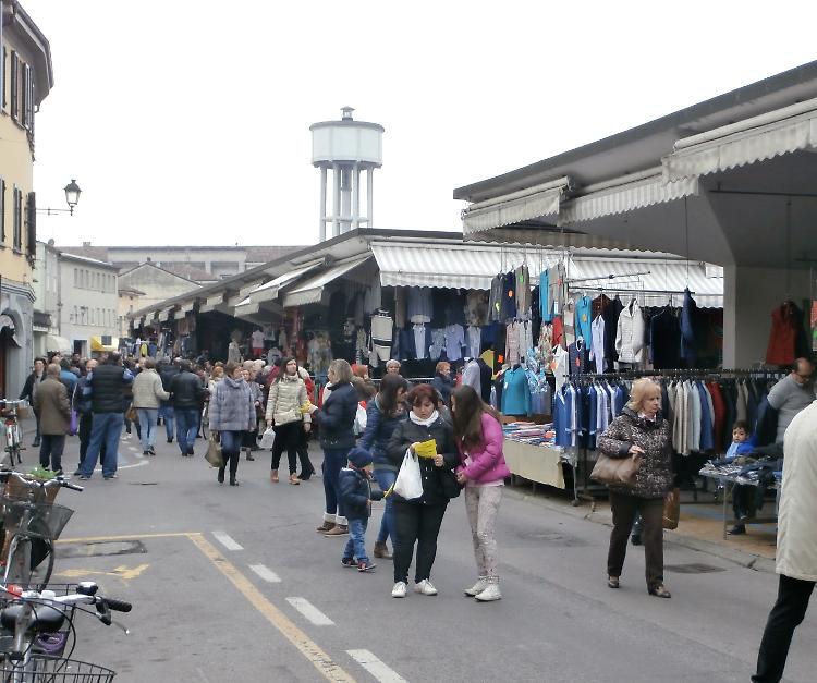 Sei ambulanti non pagano l'affitto, licenze sospese