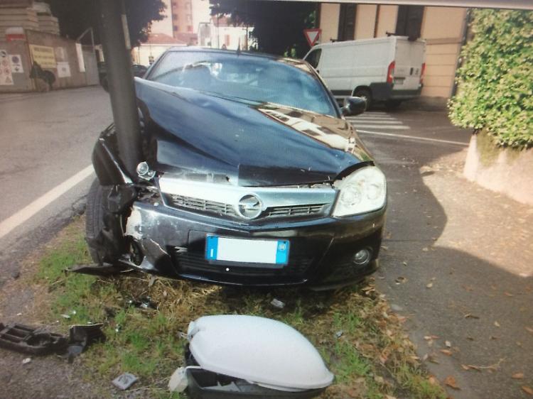 Sbanda, colpisce un'auto ferma e la spinge contro un palo della luce