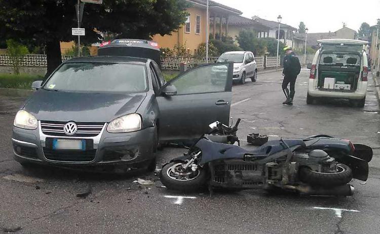 Esce dal lavoro, centrato da un'auto, ferito scooterista