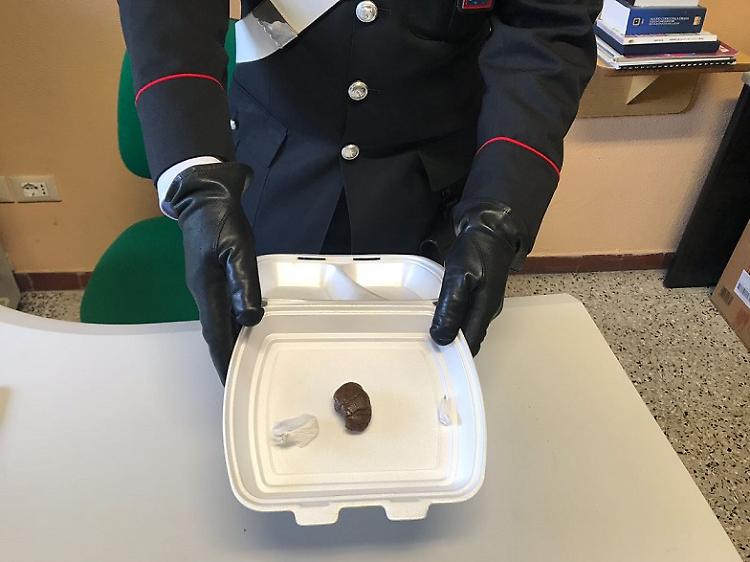 Fingono di trasportare cibo d'asporto, ma è droga: arrestati, restano in carcere