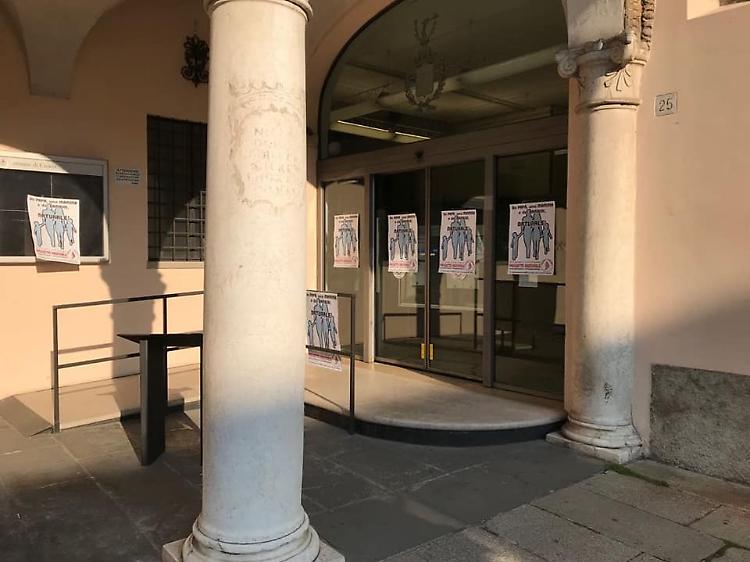 Due papà per i gemellini, cresce la protesta in città