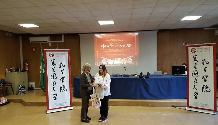 Studentessa del Pacioli canta in cinese e vince il concorso