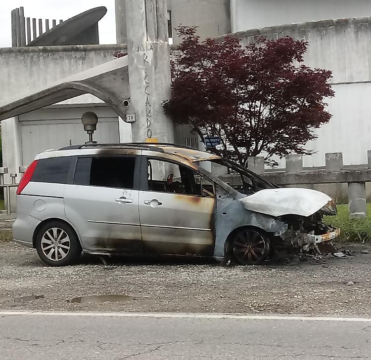 Auto a fuoco nella notte, vigili del fuoco in azione