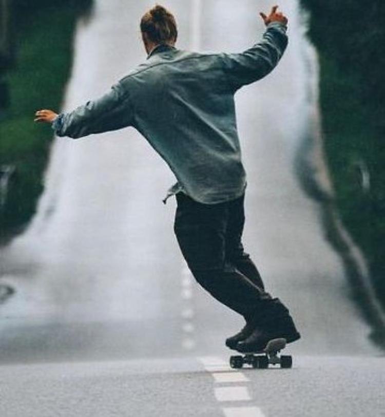 In skateboard nella corsia di emergenza dell'A21
