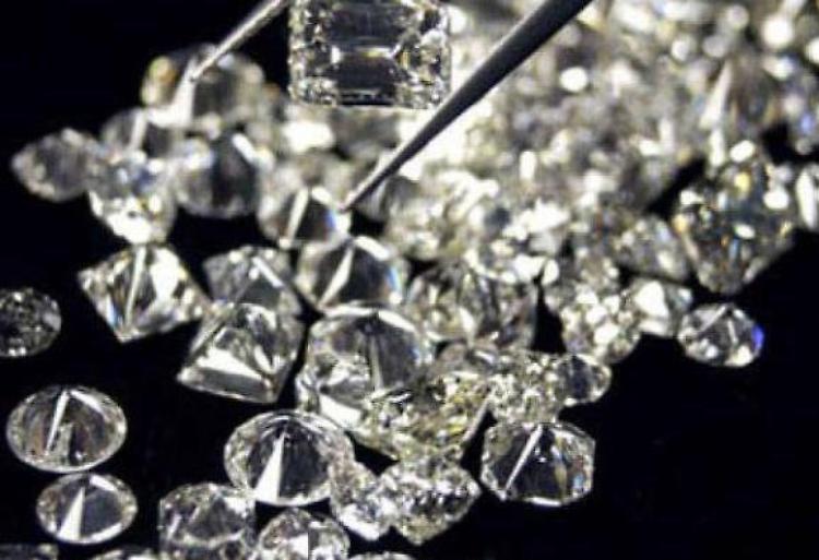 ‘Quei diamanti pagati il doppio’. Trenta cremonesi rischiano la beffa