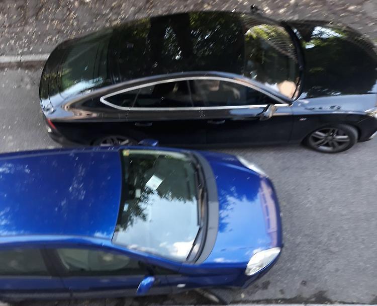 Ha difficoltà a passare, prende a calci un’auto parcheggiata