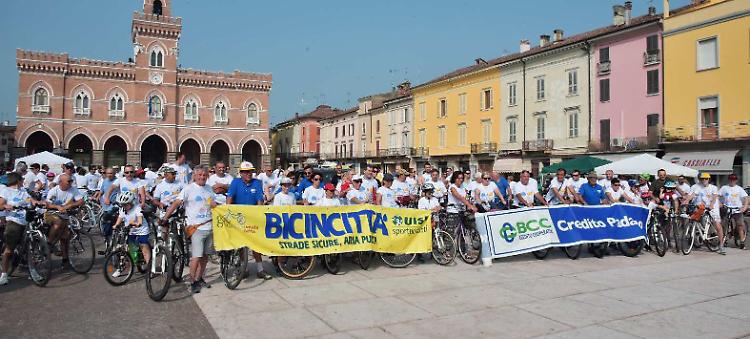 Bicincittà, pedalata benefica per 150