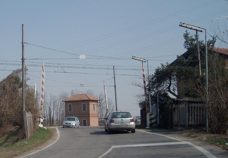 Attraversa i binari con il rosso, camion abbatte una sbarra