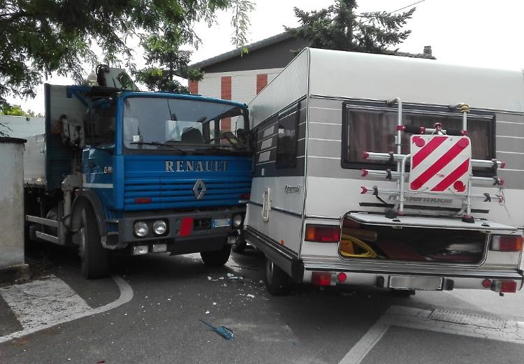 Scontro tra camion e camper, ferito un 44enne