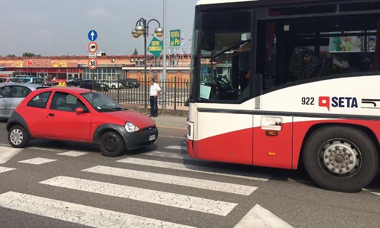 Castelvetro, in contromano centra un pullman di linea