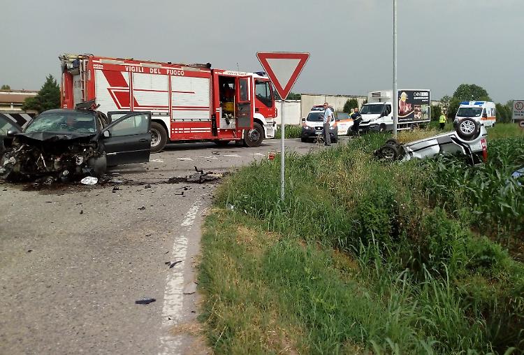 Tremendo scontro frontale, muore una donna
