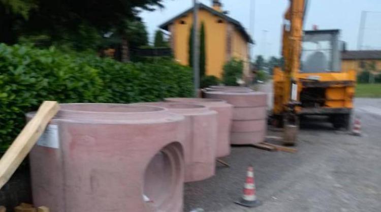 Nuove fogne, paese sventrato. Stop ai parcheggi per tutta estate