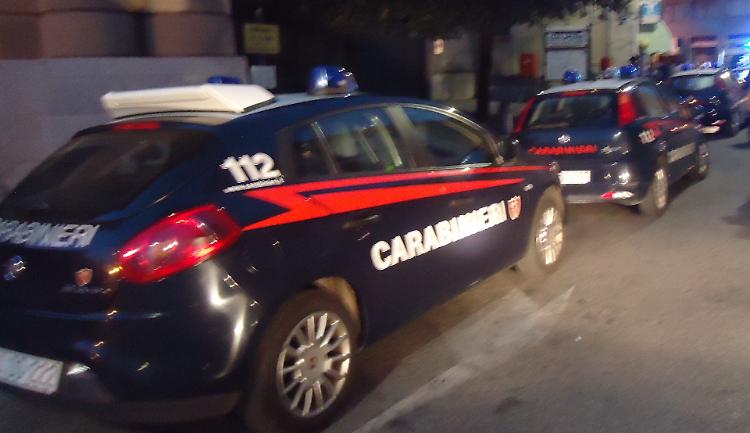 Scippata del borsello con cellulare e documenti: denunciati due giovani di 25 e 20 anni