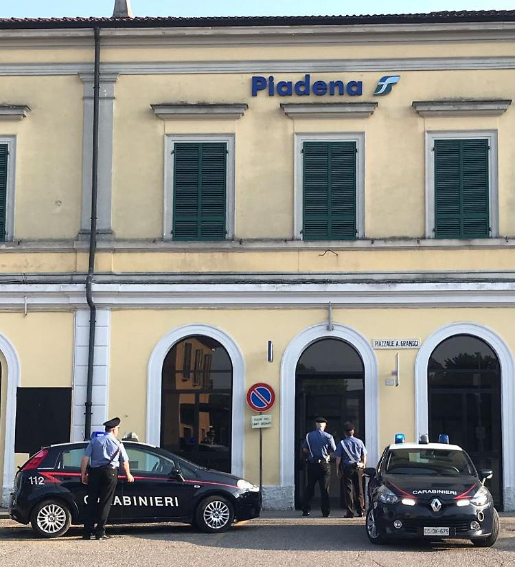 Tenta di strappare la catenina a una ragazza, arrestato cremonese trentenne