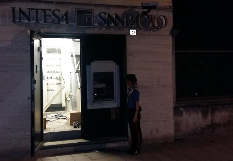 Banditi in azione nella notte, bancomat saccheggiato
