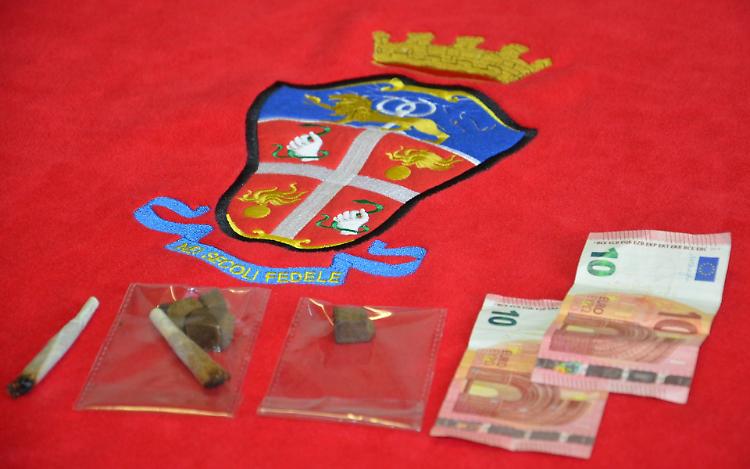 Cittadini segnalano uno spacciatore, arrestato dai carabinieri