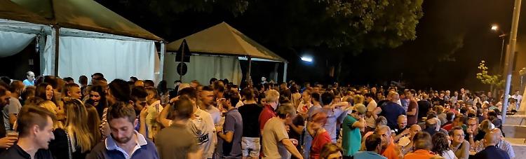 Picchiato alla festa, "Aggredito senza motivo"