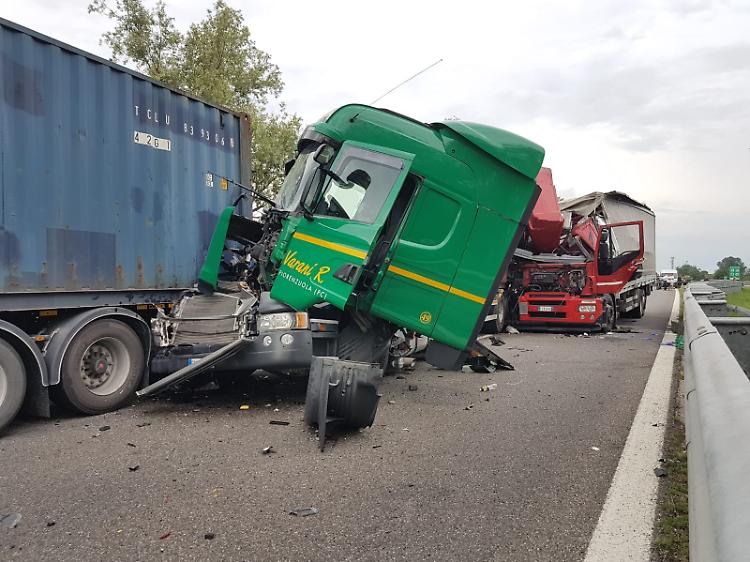 Schianto fra tre camion, due feriti