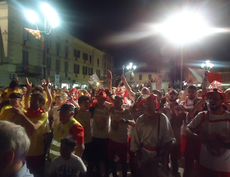 Sicurezza alle feste: «Stop alle bevande in vetro»