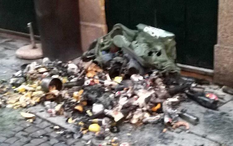 Via Mercatello, incendiati i cassonetti della differenziata