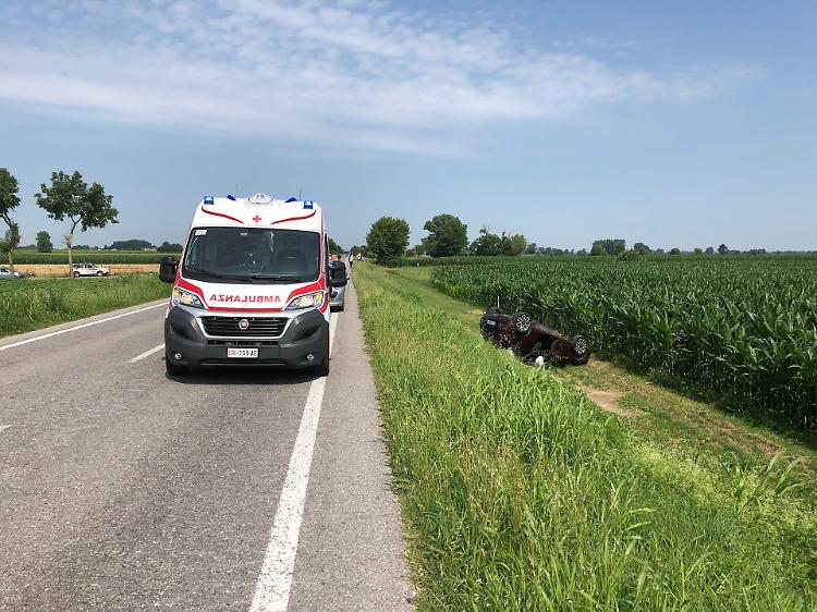 Scontro tra auto, due donne ferite