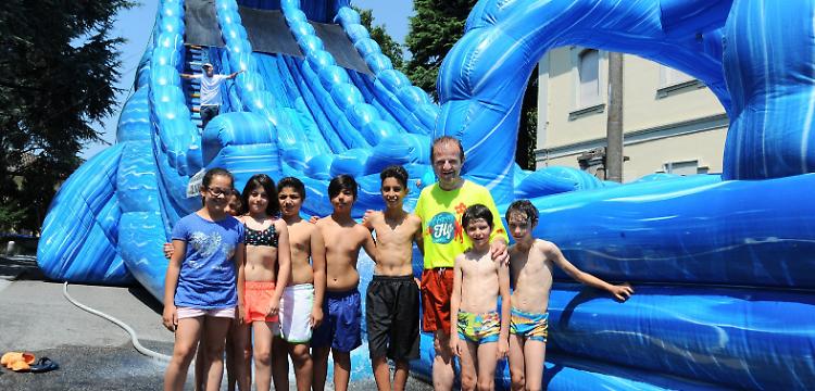 Maxi scivolo ad acqua: il don collauda, poi adrenalina per tutti
