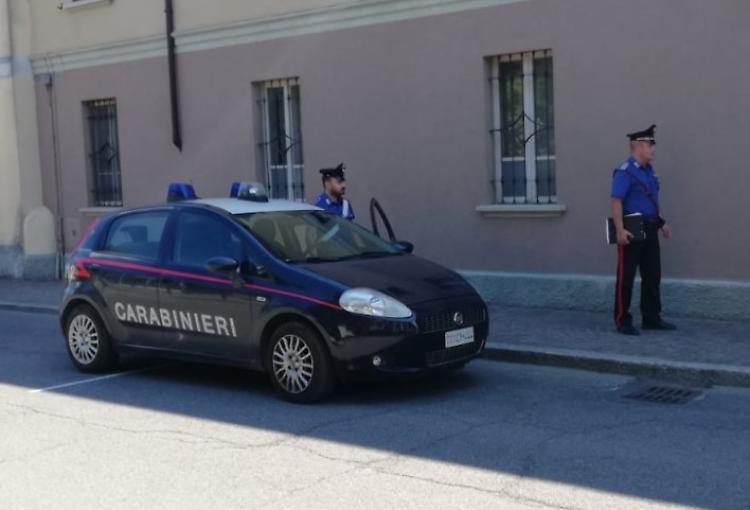 Madre ubriaca dà in escandescenza e ruba una borsetta davanti ai figli