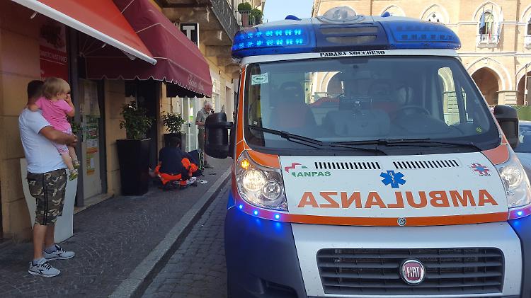 Caduta rovinosa sul marciapiede, ferito un 57enne