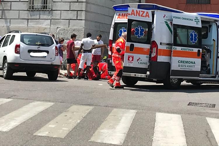 Ragazzina in bici investita da auto