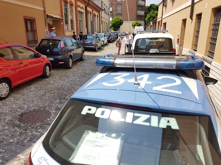 Donna morta in abitazione, disposta l'autopsia