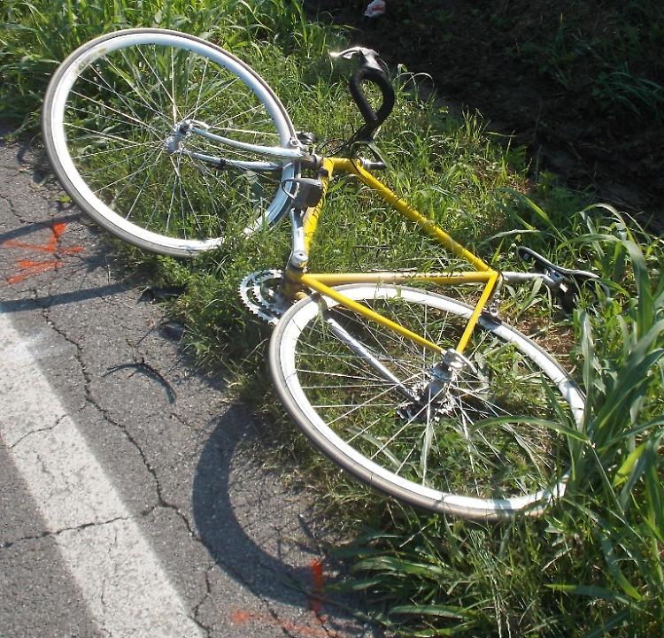 Ciclista contro podista, non ce l'ha fatta il 54enne