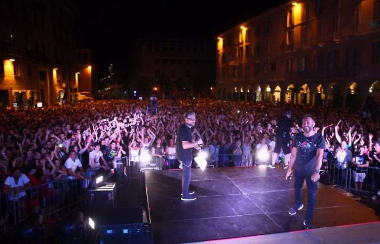 A StraDeejay  Mina in versione dance, la piazza trattiene il fiato