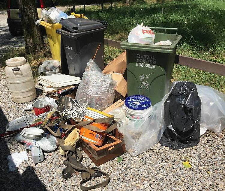 Abbandona 440 chili di rifiuti vicino al Serio