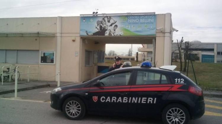 Bagno abusivo in piscina, denunciati due ragazzi