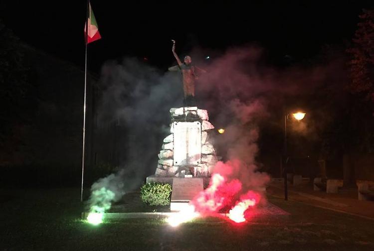 CasaPound, fuochi e Tricolore: la notte della Grande Guerra