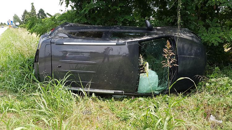 Gasolio sull'asfalto, 23enne esce di strada con l'auto
