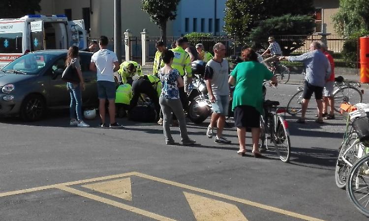 Scontro moto-auto, ricoverato 46enne del paese