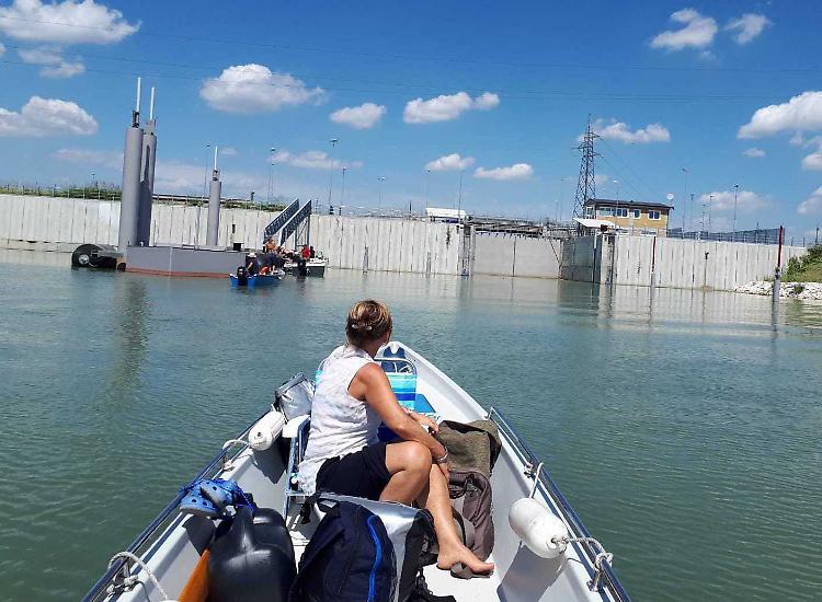 Isola Serafini, conca ko. Navigazione interrotta
