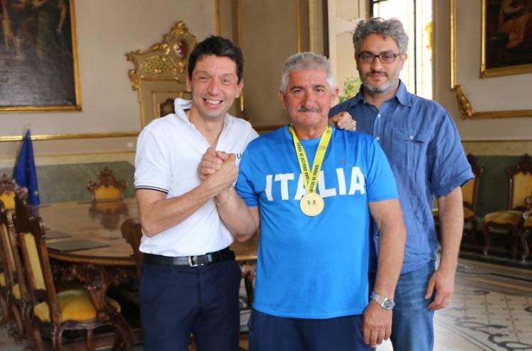 Il campione italiano di braccio di ferro ricevuto in Comune